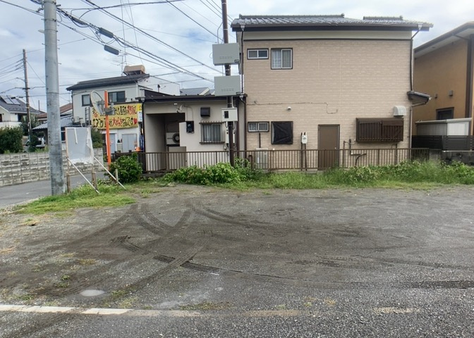 土地購入を検討されている場合、境界杭がない状態で購入してしまうと境界確定測量をする必要があり、費用がかかります。購入の前に、売主、隣土地所有者立ち合いのもと境界を確定し境界杭を設置するのがベストです。