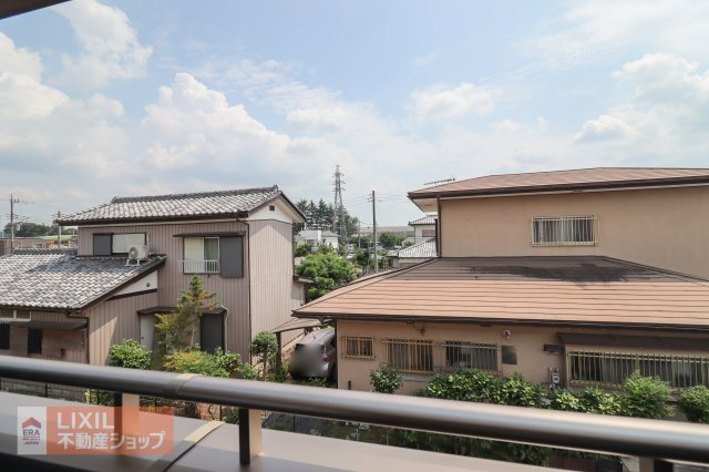 【建物からの眺望】現地完成写真。バルコニーからの景色。十分な間隔が確保されております。