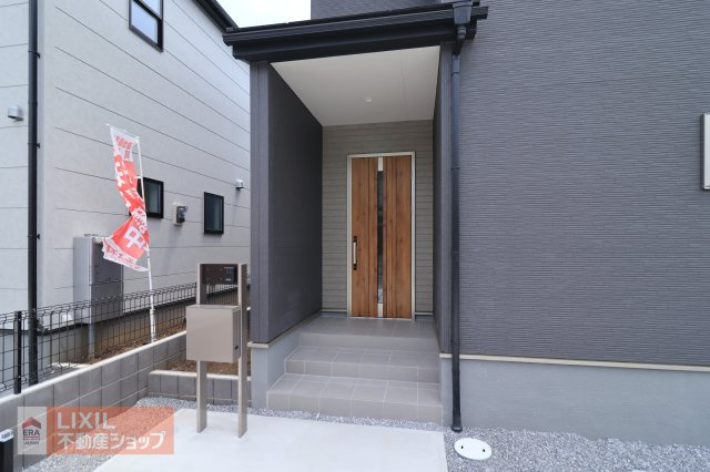 【エントランス】現地完成写真。ゆったりとした玄関。奥行きのあるポーチで雨の日も安心です。