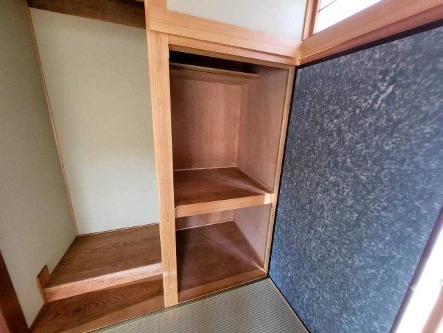 押入収納は、布団や季節用品、来客用寝具などをまとめて収納できる便利なスペース。上下に分かれた構造で整理整頓しやすく、生活感を抑えながらお部屋を広く使えます。暮らしの快適性を高めてくれます。