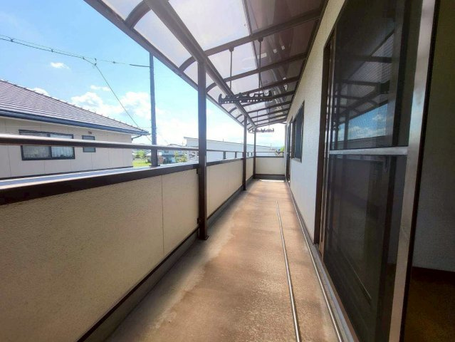 屋根付きで急な雨にも対応しやすいワイドバルコニー。洗濯物や布団干しスペースとしてゆとりがあり、家事効率を高めてくれます。複数の部屋から出入りできるため使い勝手も良好。毎日の洗濯が快適に行えます。