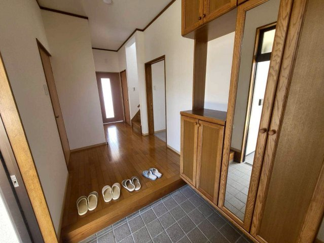 住まいの第一印象を決める玄関は、ゆとりのある広さが確保されています。シューズボックス付きでご家族分の靴をすっきり収納でき、来客時にも整った印象を与えます。採光も確保されており、明るく開放感のある空間。