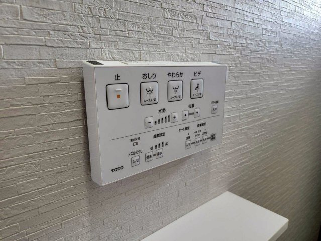 温水洗浄便座の各種機能を手元で簡単に操作できる壁付けリモコンです。水勢や温度調整など細かな設定が可能で、快適なトイレ空間を実現。シンプルで見やすい操作パネルとなっており、どなたでも使いやすい仕様です。