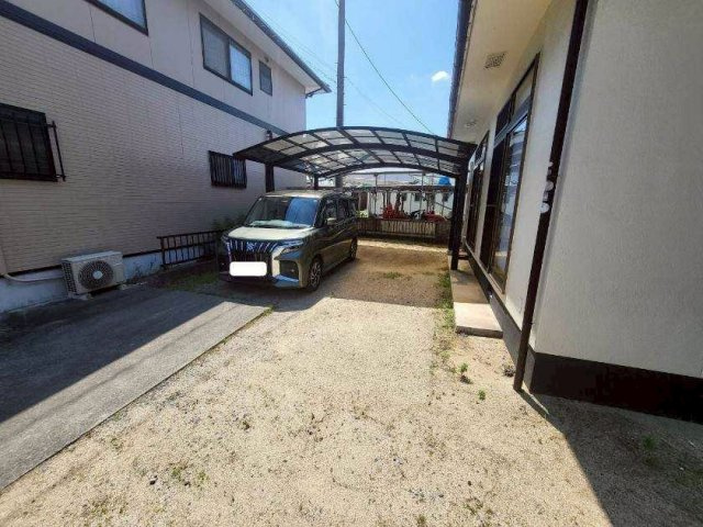 車を雨や紫外線から守ることができ、日々の乗り降りも快適。駐車場横にはお庭として活用できるスペースがあり、家庭菜園やガーデニング、お子様の遊び場など、暮らしの楽しみが広がります。ゆとりある敷地が魅力。