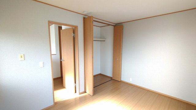 収納が豊富で、暮らしやすさに配慮した間取りです。
