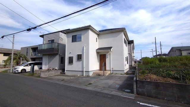 全居室6帖以上・全居室に収納がある4LDK！2026年6月リフォーム済！南東向きバルコニーで陽当り良好！まとまった水回り動線で、家事の移動もスムーズです！駐車スペース2台可(車種による)！