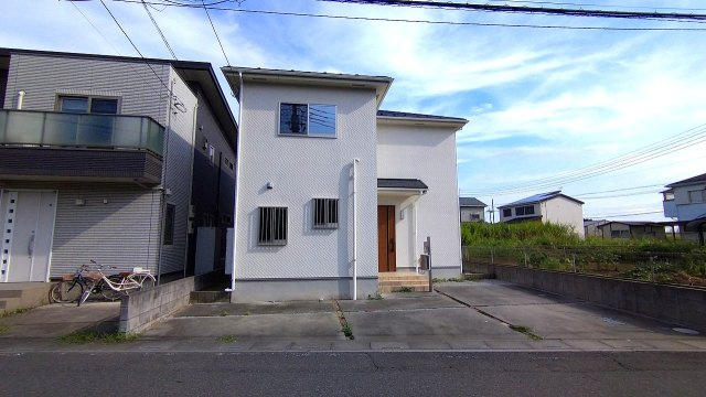 全居室6帖以上・全居室に収納がある4LDK！2026年6月リフォーム済！南東向きバルコニーで陽当り良好！まとまった水回り動線で、家事の移動もスムーズです！駐車スペース2台可(車種による)！