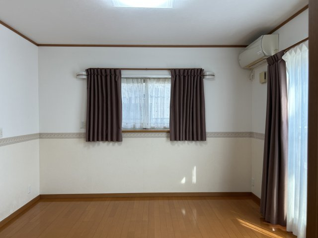 2階主寝室8帖は、収納豊富なクローゼットもあり、洋服や荷物の多い方にピッタリです。