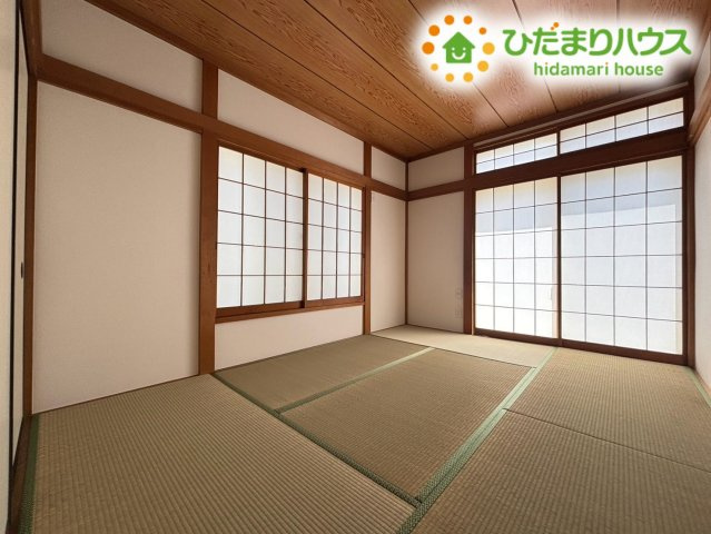 障子越しに柔らかい自然光が入る落ち着いた雰囲気の和室です！畳の温もりを感じながらゆったりとくつろぐことができ、客間やお子様のお昼寝スペースなど多様な目的で便利にご活用いただけます♪