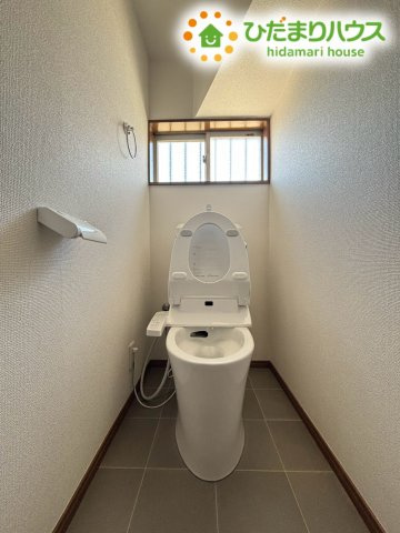 清潔感にあふれ手洗いもしやすい快適な1階トイレです！窓から自然光が入るため明るく衛生的な空間が保たれております！ペーパーホルダーやタオルリングも備わっており、機能的にご使用いただけます♪