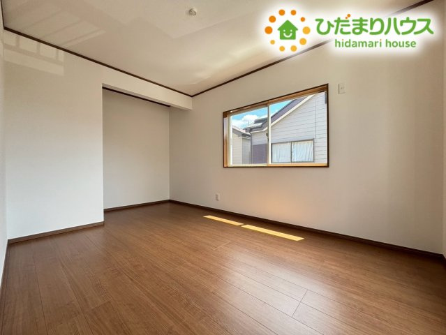2面に窓が配置され、採光と風通りに恵まれた快適な洋室です！明るく爽やかな室内環境が保たれるため、主寝室としてはもちろん、集中して過ごしたい作業部屋や書斎としても心地よくご利用いただけます♪