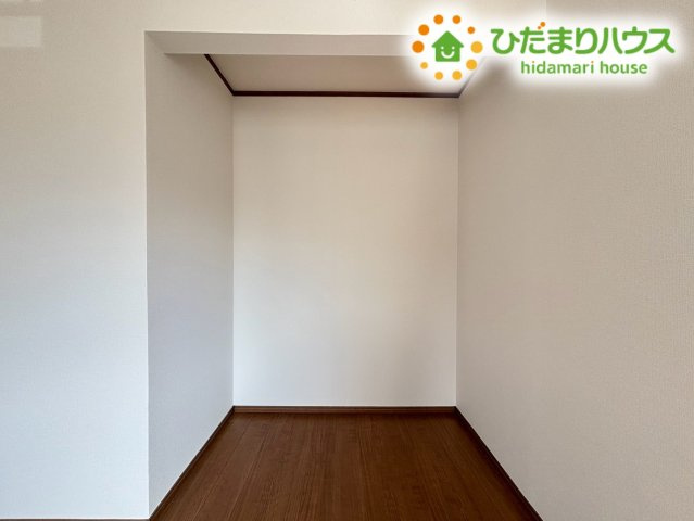 お部屋の荷物をすっきり片付けられる奥行きのある収納スペースです！衣類だけでなく季節ものの家電やスーツケースなどもまとめて保管できるため、生活空間をより広く快適にお使いいただけます♪