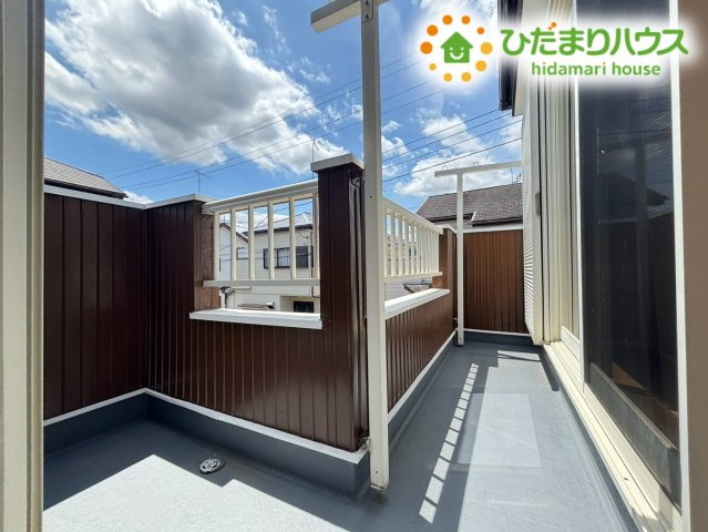 2つの部屋から直接出入りできる便利な構造のバルコニーです！洗濯物や布団をスムーズに干すことができ、日当たりも良好なため乾きが早く、毎日の家事効率をぐっと高めてくれる魅力的な仕様です♪