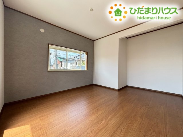 アクセントクロスが落ち着いた雰囲気を醸し出す、多様な使い方ができる洋室です！一人の時間も大切に過ごせるプライベート感があり、ベッドや勉強机を置いてもゆとりのある広さがしっかりと確保されております♪