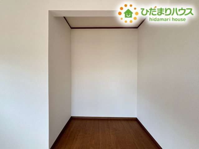 ボックス類などをアレンジして効率よく配置できる便利なクローゼットです！普段使う衣類を綺麗に整理して収納できるため、お部屋の中に荷物が散らからず、いつでもすっきりとした空間を保てます♪
