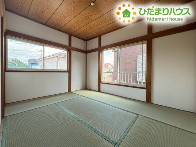 2階に配置された静かで落ち着きのある和室スペースです！家事や作業の合間にゴロゴロと横になってリラックスできるほか、来客時の宿泊スペースとしてもフレキシブルにお使いいただける便利な一室です♪