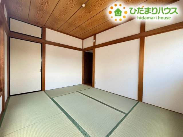 木の質感と畳の香りが心地よい開放感のある2階和室です！2面採光で明るい室内となっており、季節ものの収納やご家族の団らんスペースとしてもゆったり活用できる居心地の良い空間となっております♪