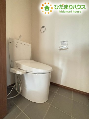朝の混雑する時間帯にも重宝する便利な2階トイレ設備です！階下まで移動せずに利用できるため夜間も安心で、ご家族が多いご家庭でもストレスなく快適に毎日を過ごせる嬉しいポイントです♪