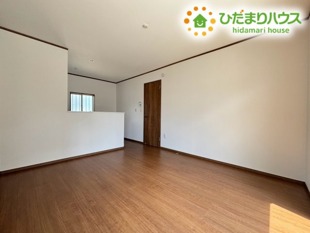 南向きで暖かい日差しがしっかりと差し込む明るいLDKです！日中は自然光だけでも心地よく過ごすことができ、広々とした空間でご家族みんながゆったりとリラックスした時間を楽しむことができます♪