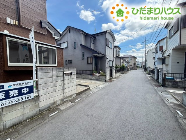 前面道路は交通量が少なく落ち着いた環境となっております！小さなお子様がいるご家庭でも安心して過ごせるほか、静かで穏やかな住環境が保たれており、お車の出入りも落ち着いて行える安心の立地です♪