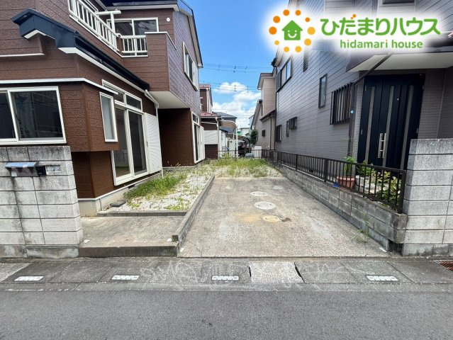 前面道路との段差もなくお車の出し入れがスムーズに行える使い勝手の良い駐車場です！道路からの進入もしやすく、日々の通勤や送迎、お買い物帰りの重い荷物の搬入もラクにこなせる利便性の良さを実感いただけます♪