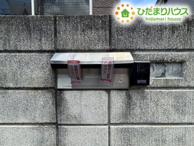 敷地入口にはシンプルで使い勝手の良いポスト設備が設置されています！防犯面やプライバシーの確保にも配慮された位置にあり、毎日の郵便物の取り出しや確認もスムーズに行える親切な設計となっております♪