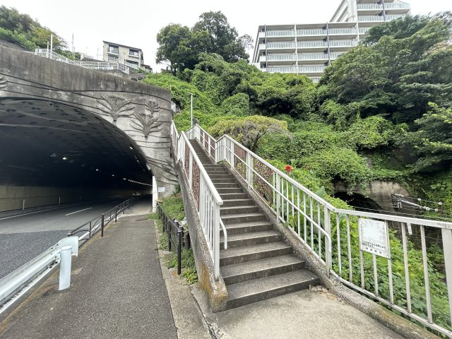 大通り沿いからこちらの階段を上っていきます。