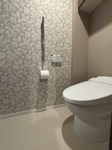 タンクレストイレ。着座センサーにより触らずとも便器の自動洗浄を行ってくれます。