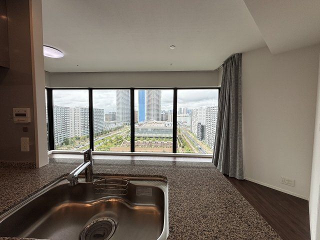 家事をしながら、ご家族とコミュニケーションが取れます。夜は、夜景を愉しみながらの晩酌も楽しみの一つとなります。