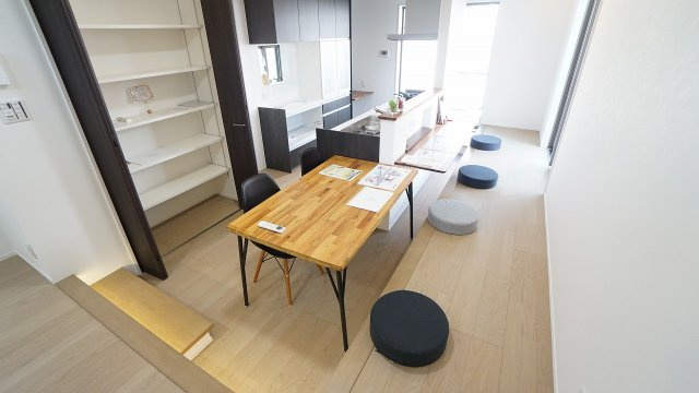 飲食店風の掘り込み式ダイニングテーブルつき　家族、お客様そろって楽しい飲食ができます