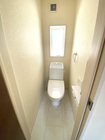 施工例。2階にもトイレです。施工例は完成時と異なる場合があります。