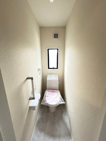 施工例。2階にもトイレです。施工例は完成時と異なる場合があります。