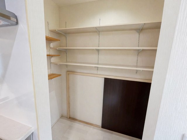 キッチン横のパントリー！扉の向こうは階段下収納！大きいものも収納できます♪