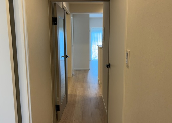 内装はとにかくおしゃれなものがいい！と選ぶ前に、まず住んだ後のことを想像してみましょう。住んでみたらコンセントの位置が悪くて使いにくいなど出てきます。事前にどの家電をどこに置くか想定しておきましょう。