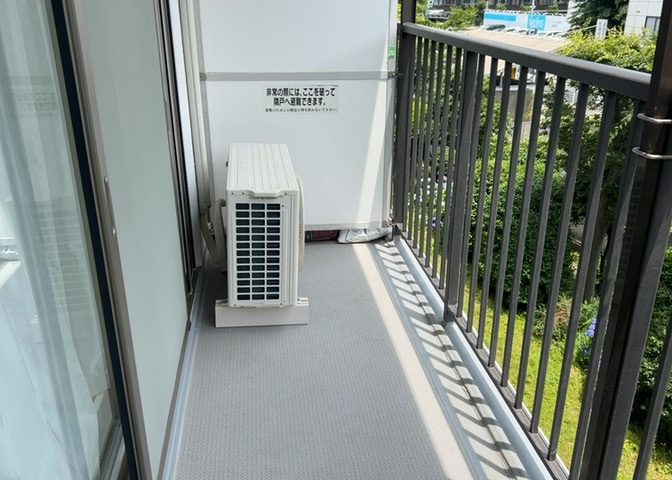 バルコニーは、室外の専用スペースのうち、「屋根がなく開放された空間」であるものを指します。ベランダより広いタイプのものが多く、日当たりもよいため家庭菜園などを楽しみたい人にとって適した環境となります。