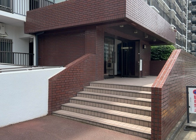 マンションのエントランスには、もともと風よけや防犯の役割がありますが、マンションによって宅配ボックスなどの設備が備わっている所もあります。日々の生活をイメージしながら生活しやすさをチェックしましょう。