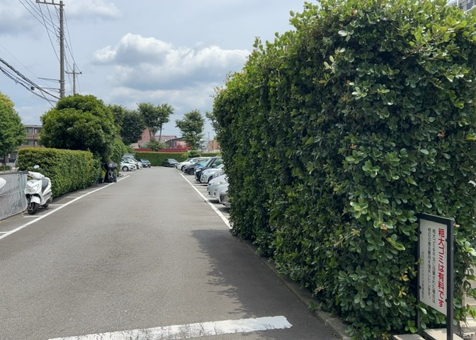 車一台あたりに必要なスペースは、標準サイズの普通自動車で横幅2m50cm、長さ5mは必要になります。ただし、乗降のことも考慮して横幅3m30cm、長さ5m50cmほどは確保できるところを選びましょう。