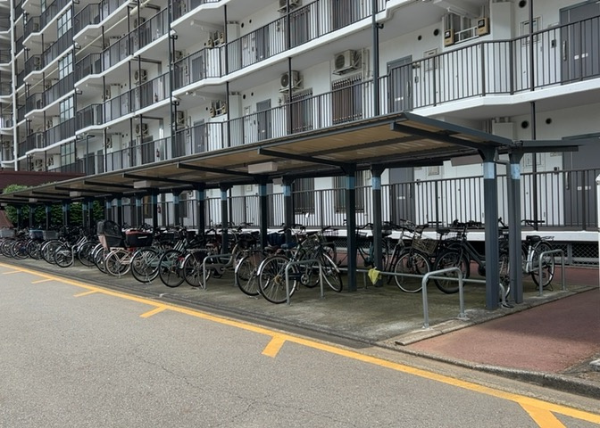 マンションの駐輪場は、事前に空きがあるか確認を取ると安心です。せっかく入居したのに駐輪スペースがない！なんてことになったら大変ですよね。そこで、内見時や購入前にはまず事前に確認しておくと良いでしょう。