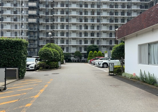 駐車場と明記されていても、最小スペースでつくられた駐車場だと大型車は駐車できなかったり、出入りしにくくなったりする可能性があります。お車のサイズと購入したい物件の駐車場のサイズを現地で確認しましょう。