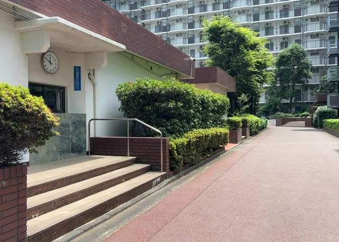 物件によっては、入居者が個人的に使用できる専用庭がついているものもあります。また、住宅の中にある土間の部分を庭と呼ぶこともあります。庭の用途は住む人によって変わり、それによってデザインもさまざまです。