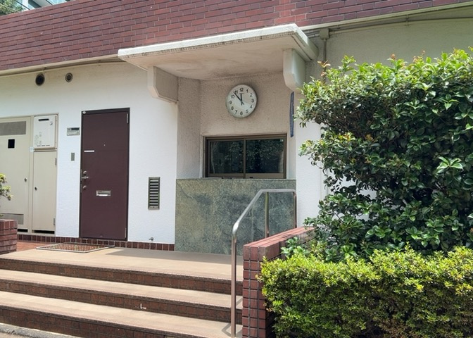 受付はマンションコンシェルジュがいる場合もあれば、管理人が滞在する小部屋を総称して呼ぶことがあります。主にエントランスに設置されていることから、防犯面でも期待ができます。防犯設備がない場合はより安心！