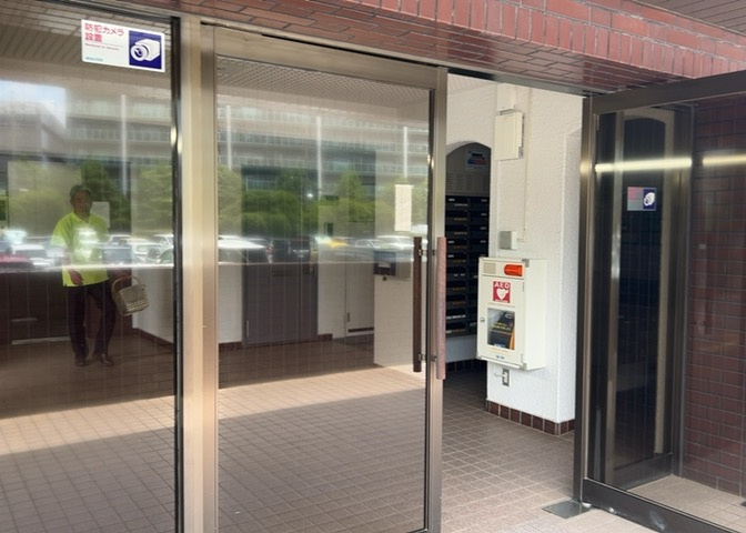 ラウンジは、マンションの共用スペースに椅子やテーブルなどを配置した利用者が寛げる空間です。屋内型ラウンジと屋外型ラウンジがあります。共用部分の管理状況と合わせて、詳細については現地でご確認ください。