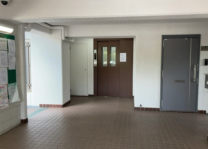 ロビーというと、エントランスと何がちがうの？と思いますよね。実はロビーとエントランスには明確な決まりはありません。物件によっては、エントランスを入って広がるある程度の広さのある空間がロビーとなります。