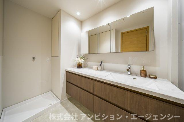 ホテルライクなワイドカウンターが、朝のゆとりを創り出す。日常を美しく整える、洗練のパウダールーム。