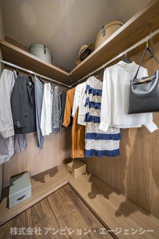 お気に入りを並べる、自分だけのブティック。ゆとりの収納力が、日々の装いを選ぶ愉しみを深めてくれる。