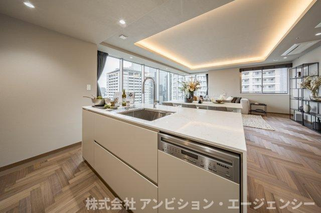 夜景をスパイスに、週末は友人とお手製カクテルを。ここは、都市の最前線で楽しむ、自分だけのプライベートバル。