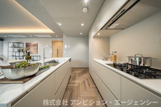 研ぎ澄まされた機能と、無駄のない造形。美しき舞台に立つたび、料理が、そして暮らしが創造性を帯びていく。