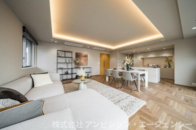 細部に宿る美学が、日常を特別なものに変える。光のグラデーションに抱かれる、大人のための洗練空間。