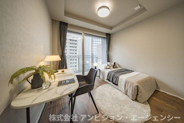 窓の外に広がる都市の躍動。落ち着いたトーンが知性を刺激する、プライベート感あふれるモダン・ワークルーム。