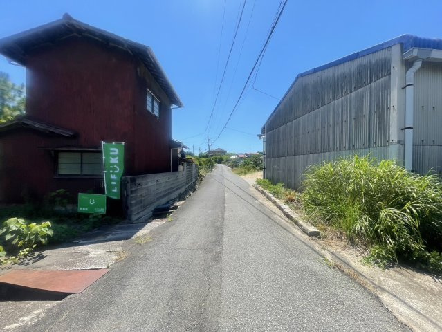 現況渡しです。前面道路は静かな環境で、車通りも少なく、落ち着いた住環境を求める方におすすめです。お子様のいるご家庭にもおすすめ。前面道路は舗装されており、生活道路としても快適に利用できます。